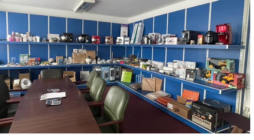 Electronics and appliances in the company showroom / 公司展厅内的电子产品与家电