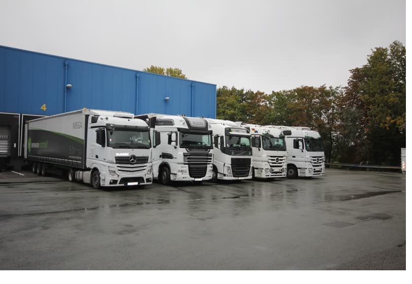 Loading dock with trucks / 装卸货区